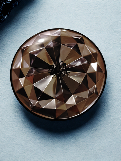 2LA Vampire Goddess Cushion compact - diamond-cut rose gold exterior